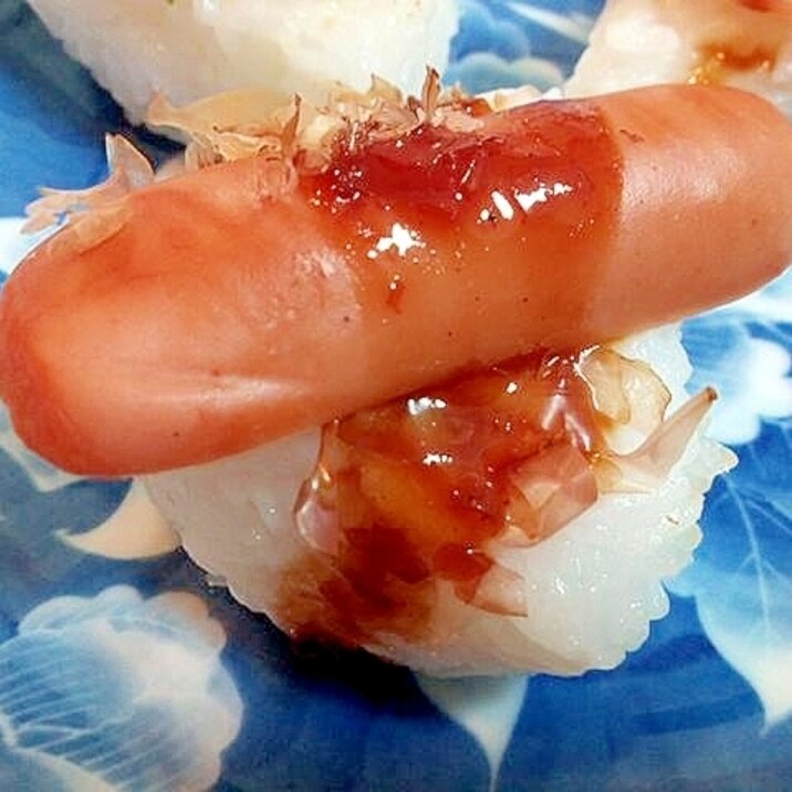 お好みソースで　ウインナーとかつお節の焼おにぎり